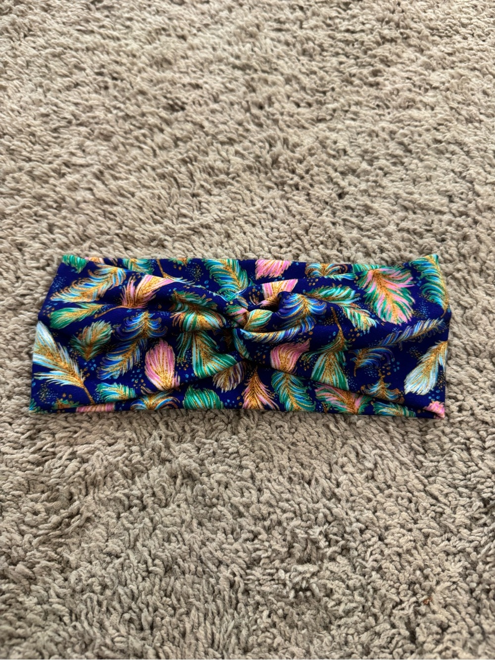 Colorful Feather Print Twist Headband - Navy Background